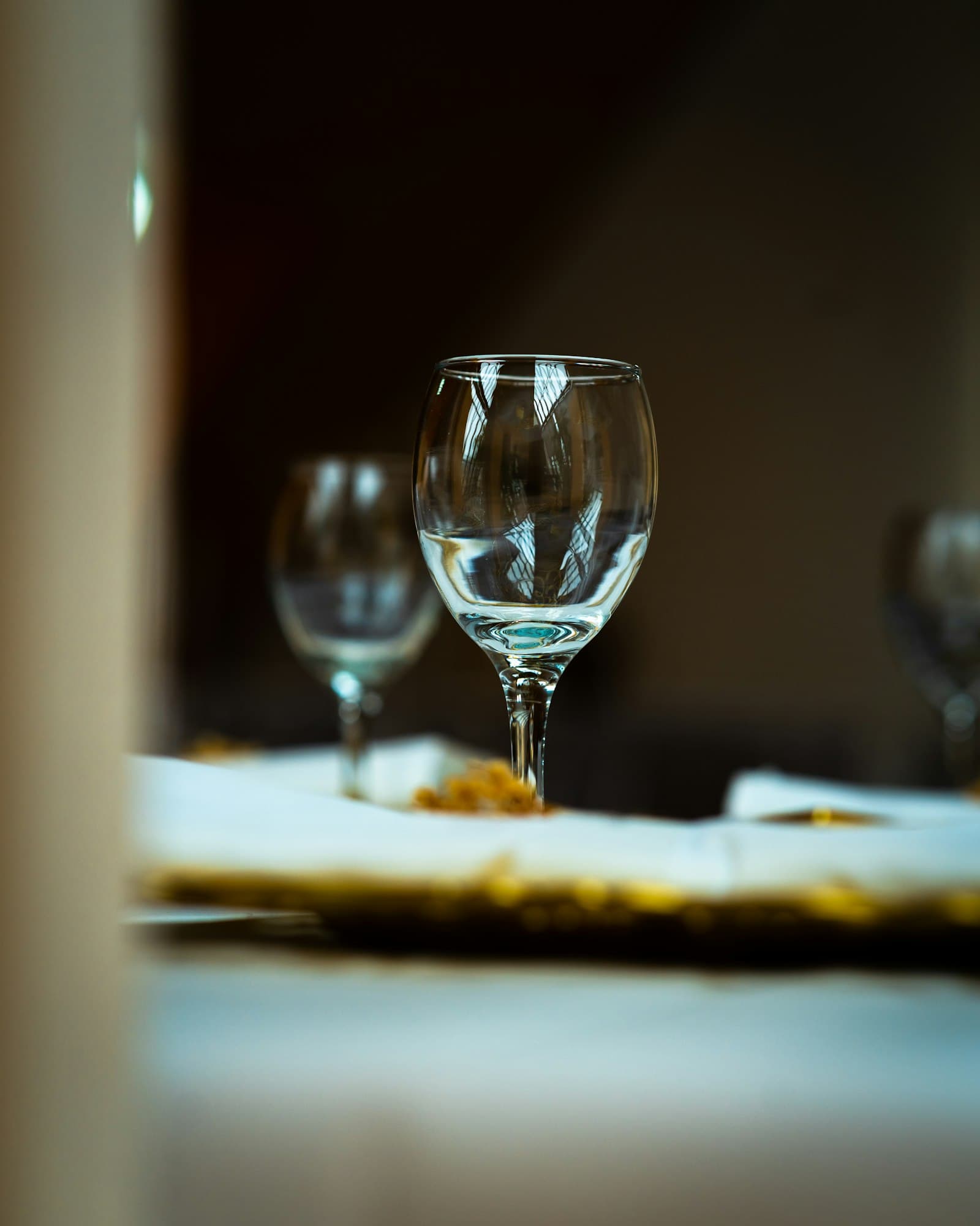 Un calice di vino in sala
