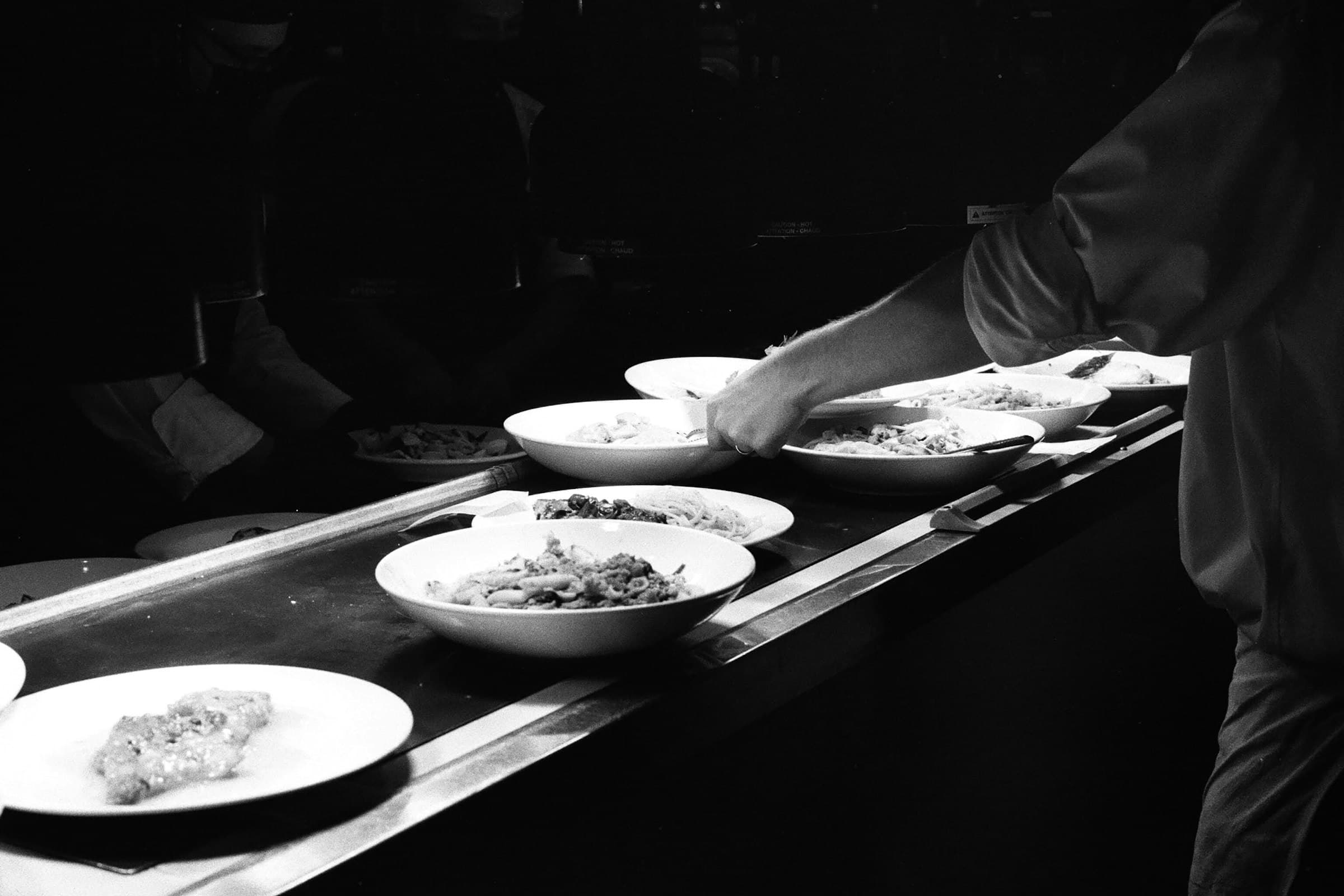 Lo chef al lavoro in cucina