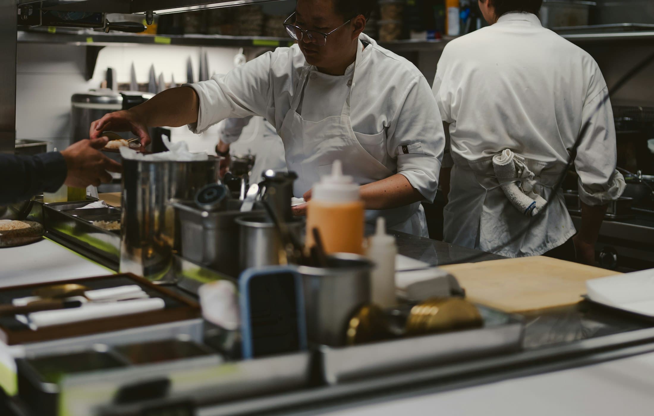 La brigata di cucina al lavoro