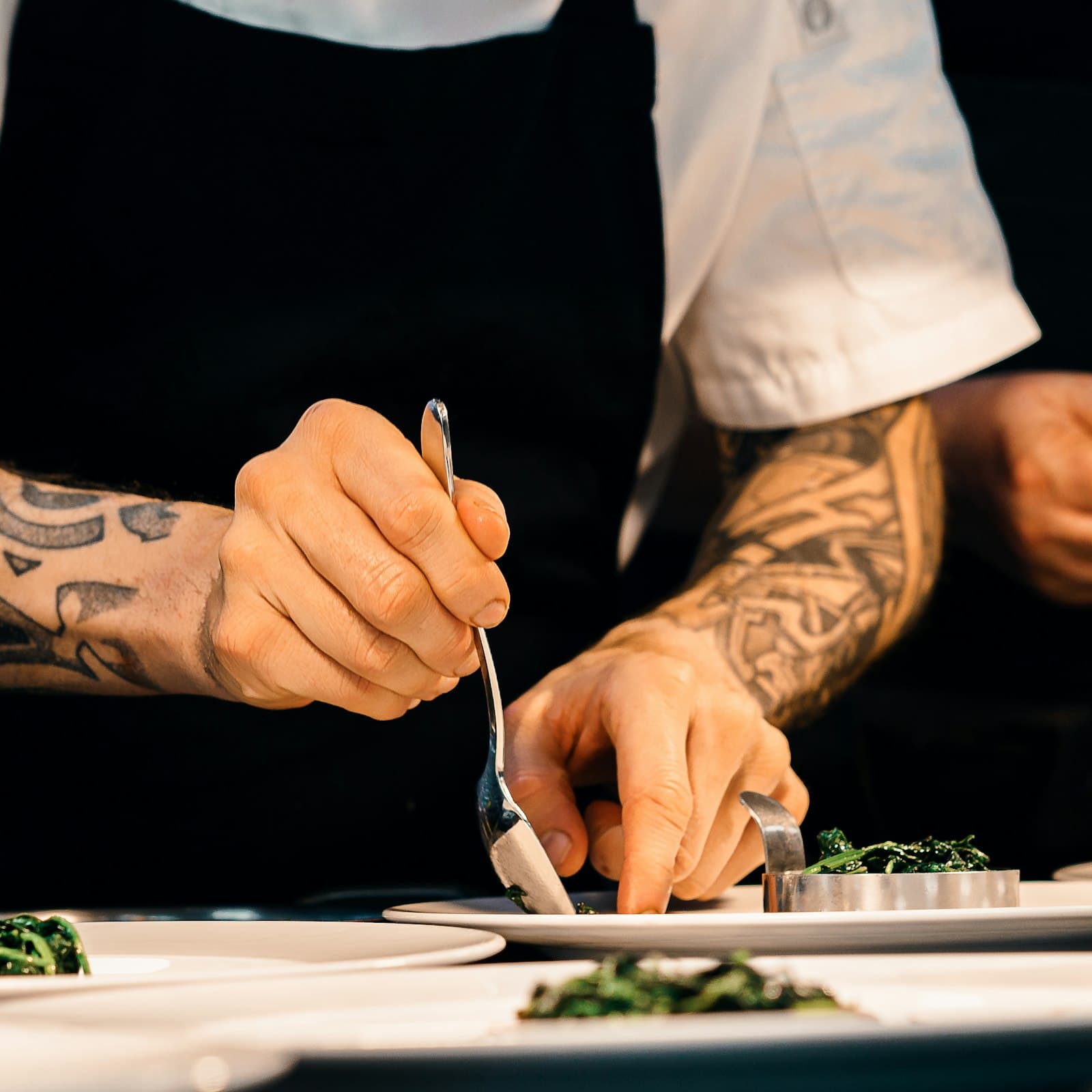 Dettaglio di impiattamento in cucina