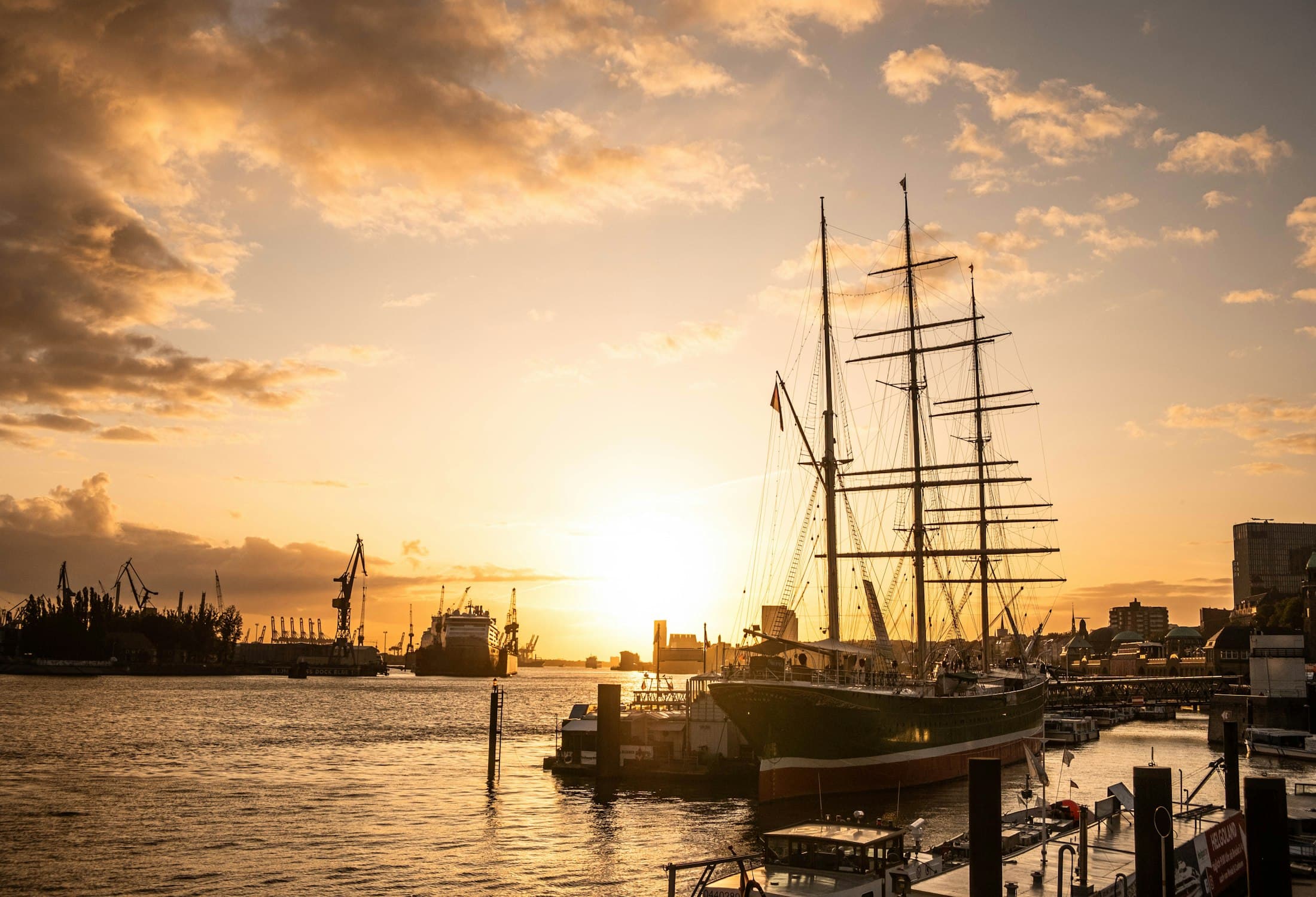 Barche a vela nel porto al tramonto